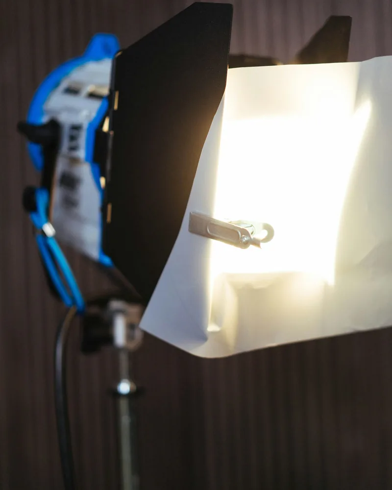 Studiová lampa s klapkami směřující do tmavého prostoru ateliéru